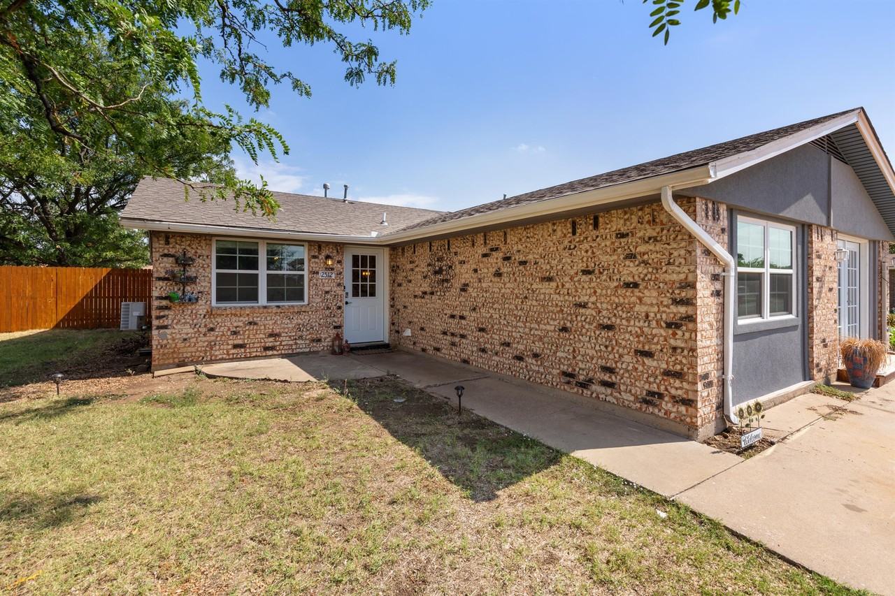 2512 Northeast Dearborn Avenue - Photo 2 of 27