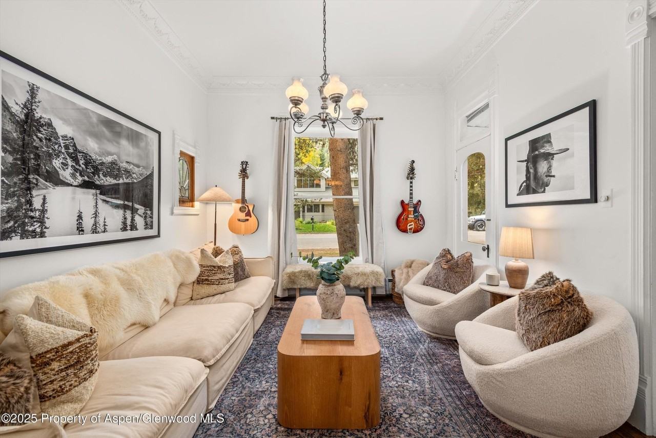 406 West Smuggler Street - Photo 3 of 42