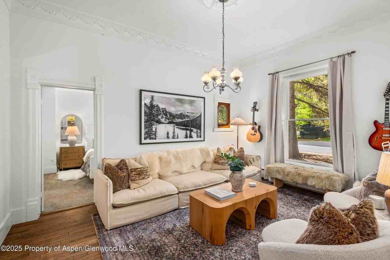 406 West Smuggler Street - Photo 4 of 42