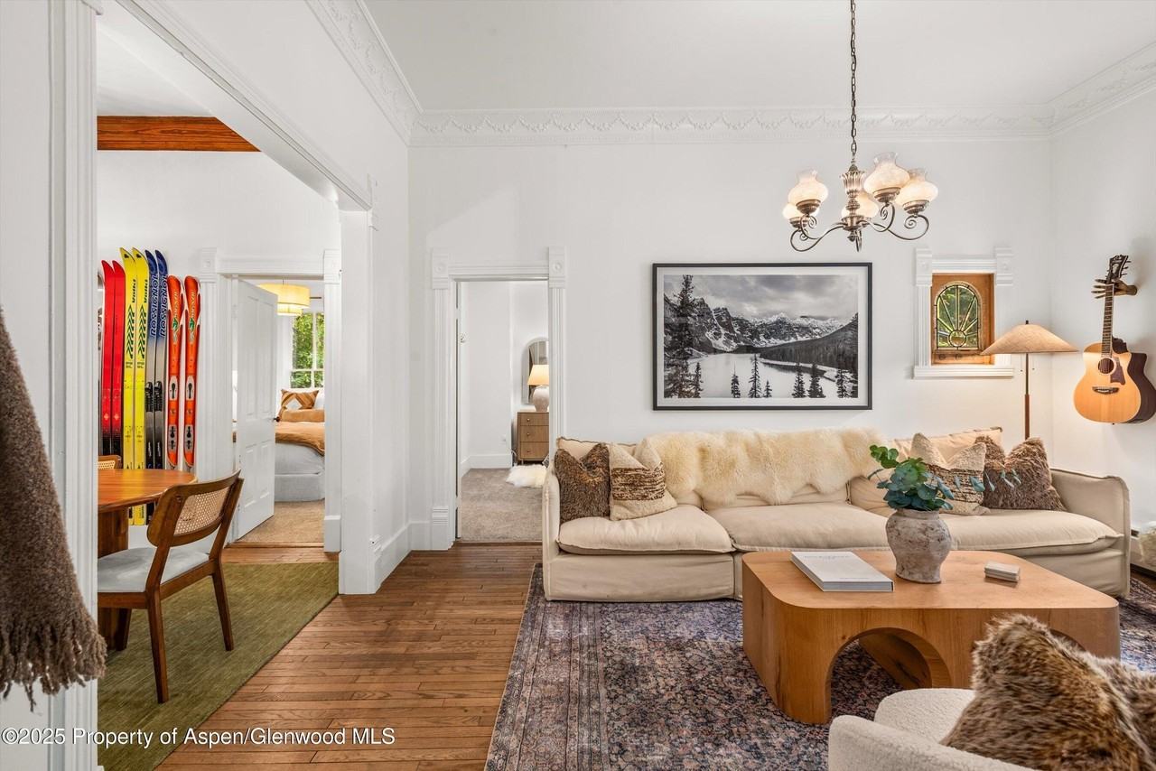 406 West Smuggler Street - Photo 5 of 42