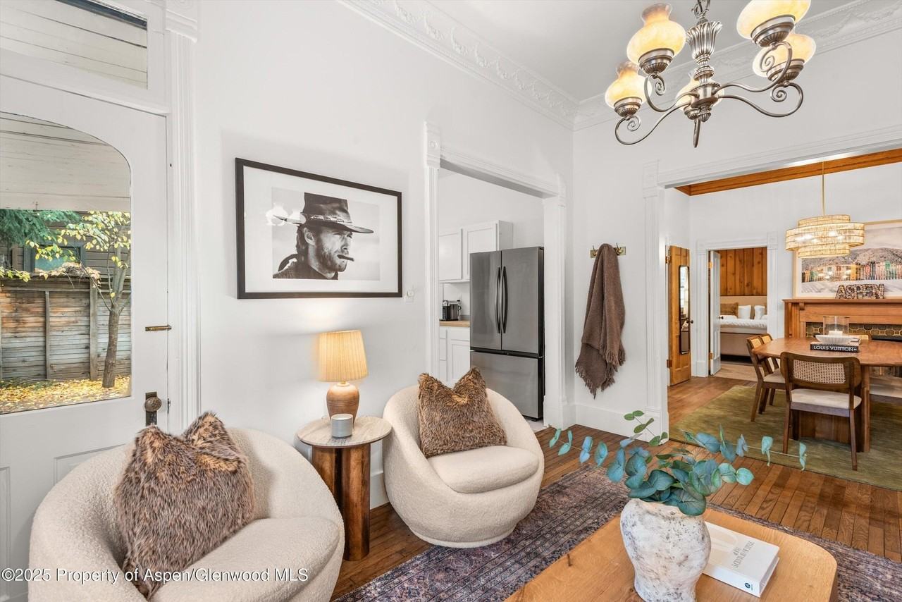 406 West Smuggler Street - Photo 6 of 42