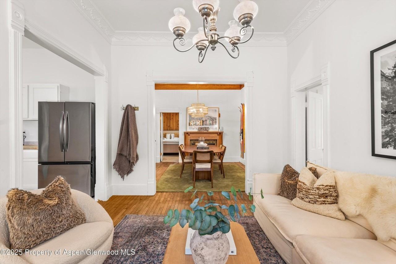 406 West Smuggler Street - Photo 7 of 42