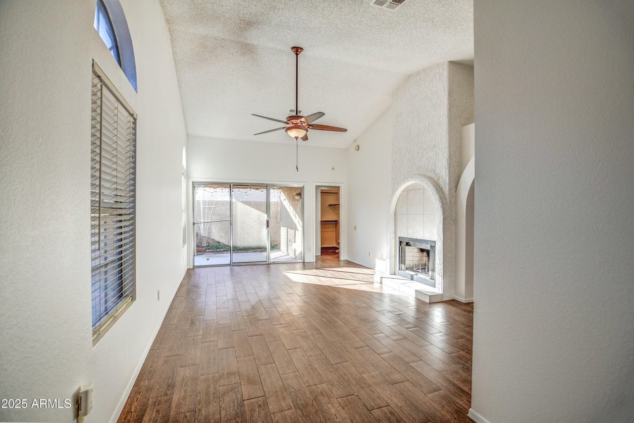 11102 N 111th St - Photo 6 of 42