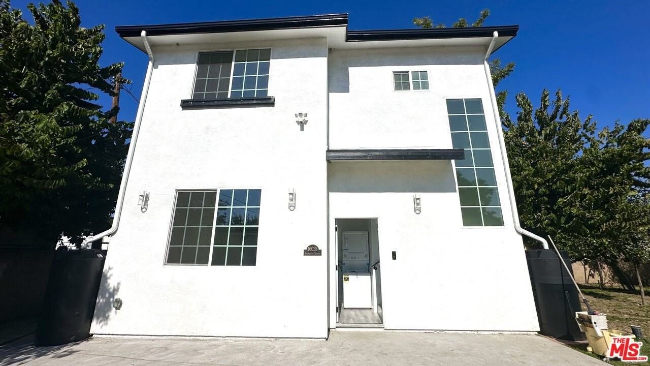 16023 Wyandotte Street - Photo 3 of 25