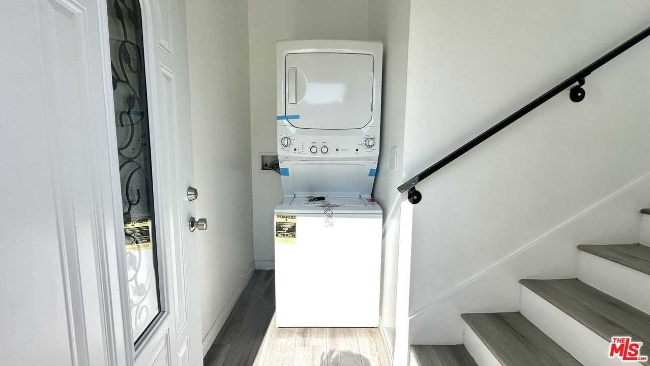 16023 Wyandotte Street - Photo 4 of 25