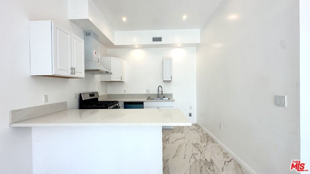 16023 Wyandotte Street - Photo 5 of 25