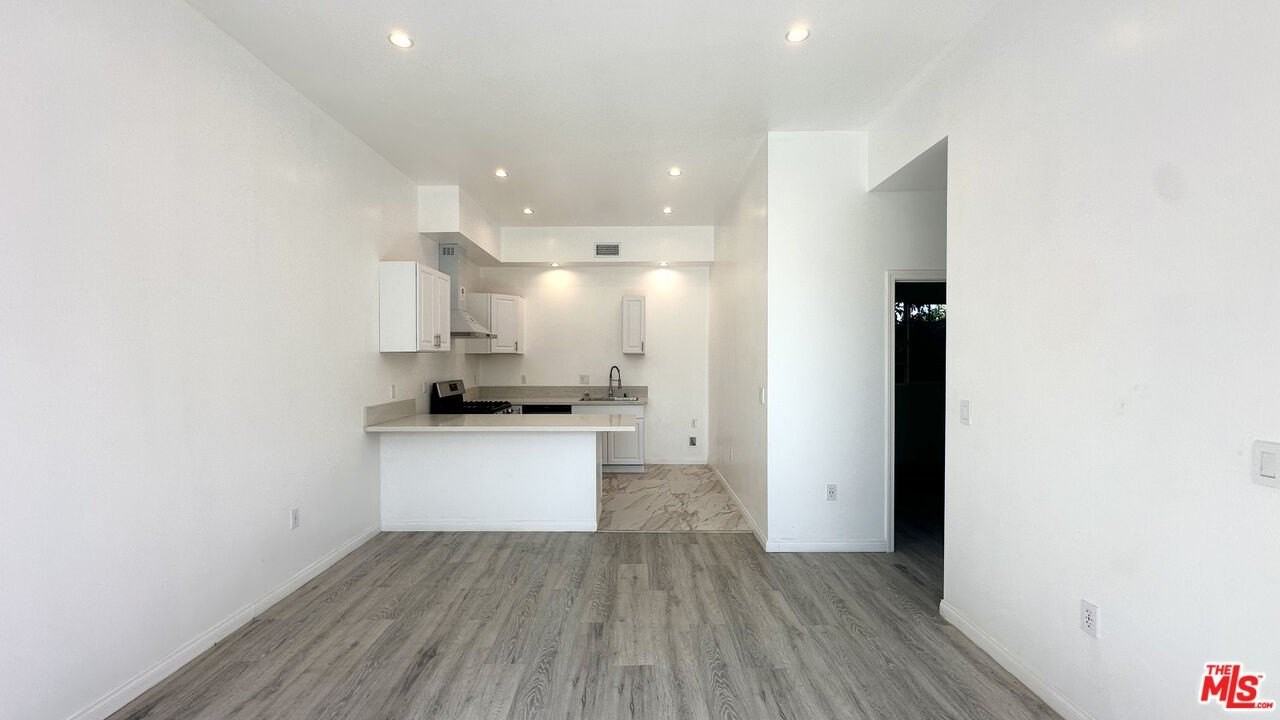 16023 Wyandotte Street - Photo 7 of 25