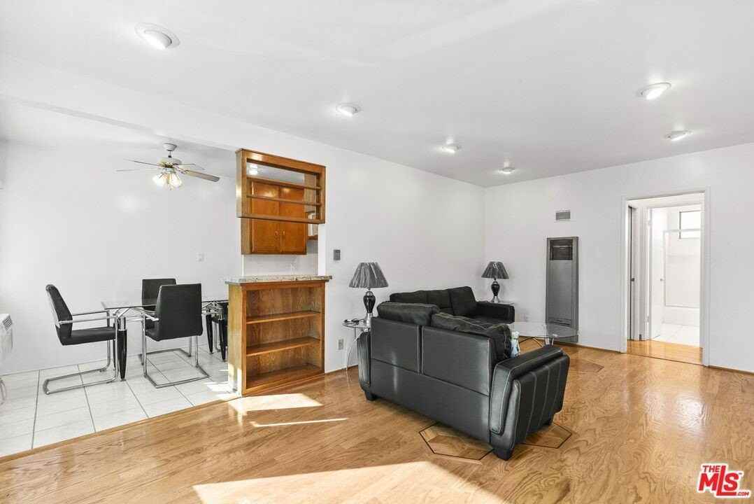 15529 Moorpark St Apt 3 #3 - Photo 7 of 20