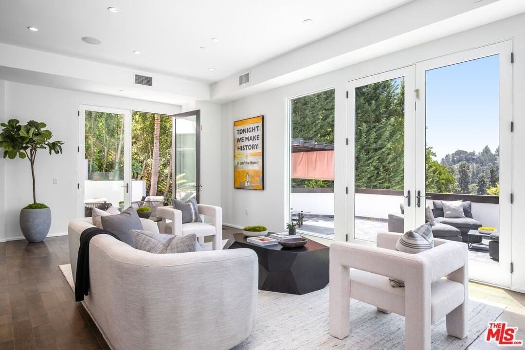 1642 Lindacrest Drive - Photo 2 of 22