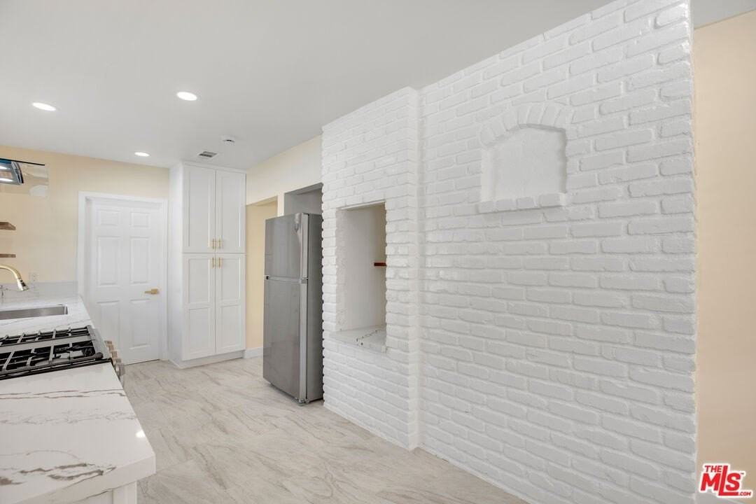 18800 Cohasset Street - Photo 7 of 25