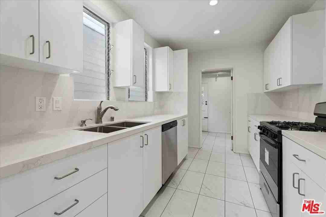 205 S Reeves Dr - Photo 3 of 13