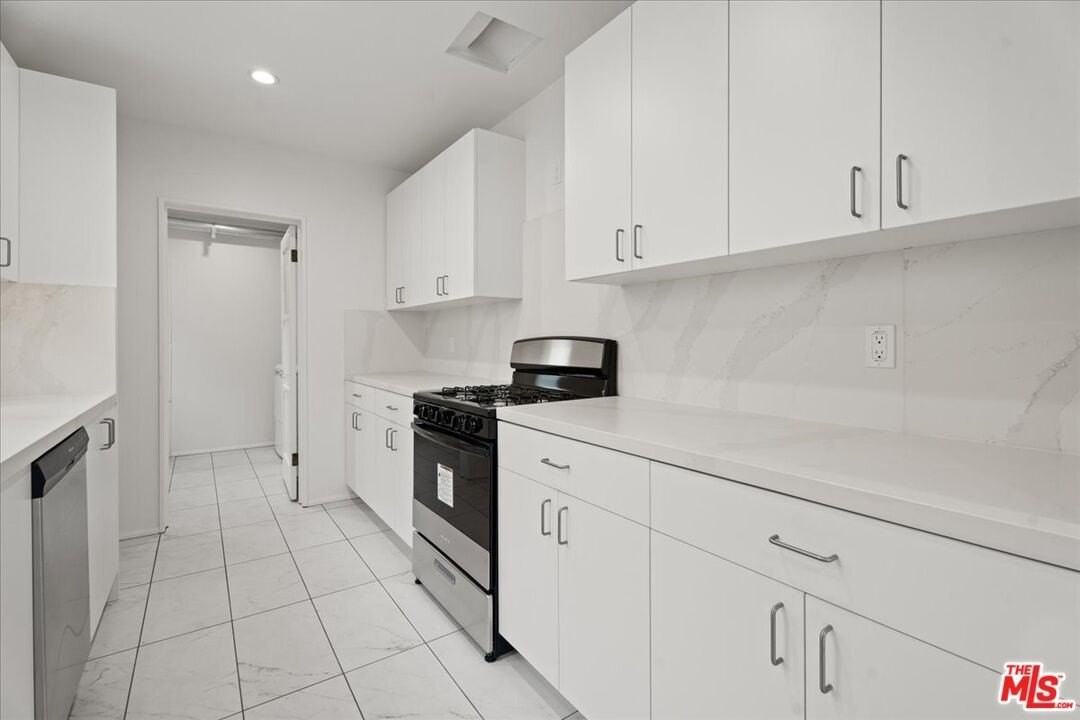 205 S Reeves Dr - Photo 4 of 13