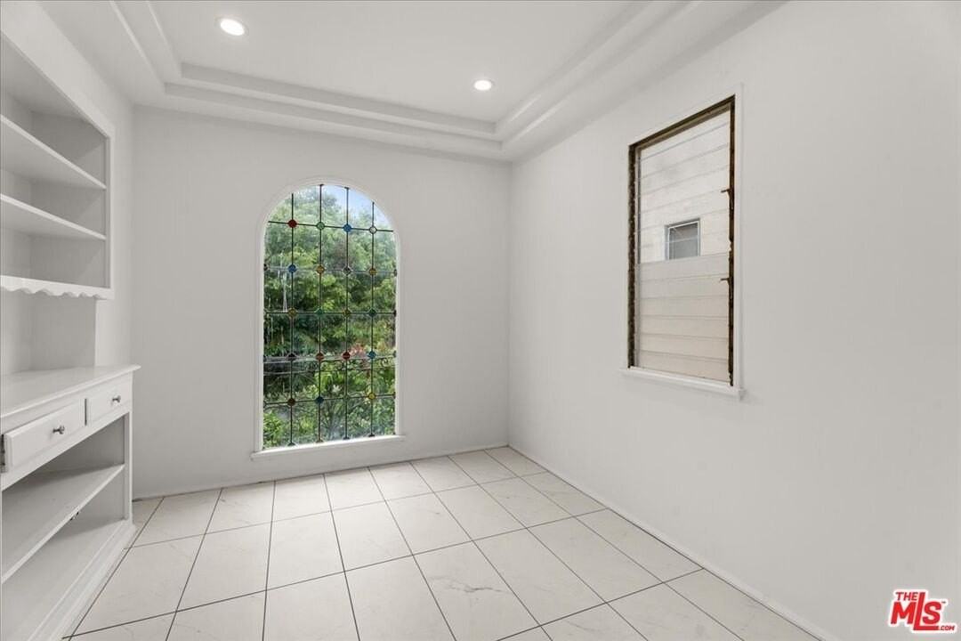 205 S Reeves Dr - Photo 5 of 13