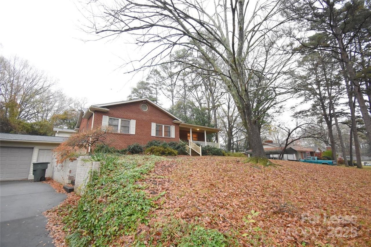 640 Miramar St Ne - Photo 3 of 20