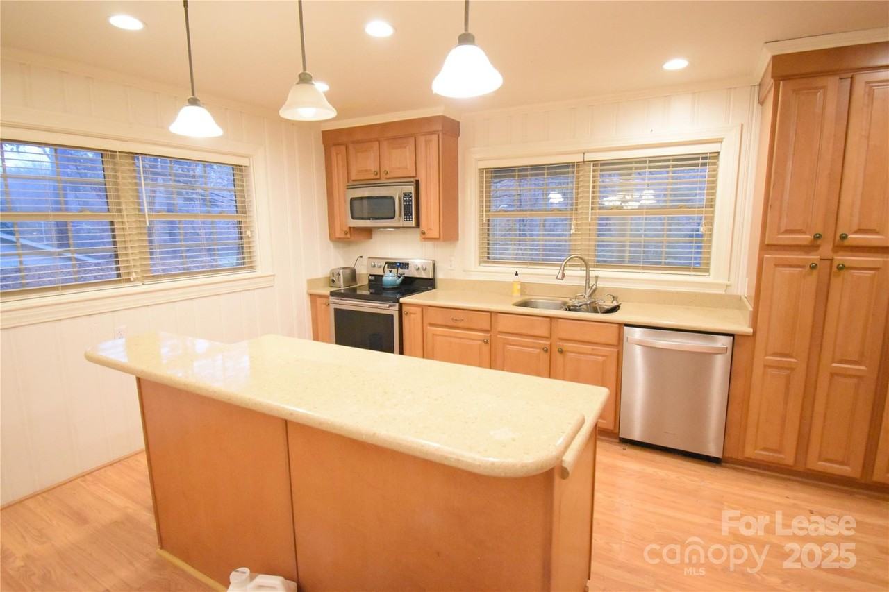 640 Miramar St Ne - Photo 5 of 20