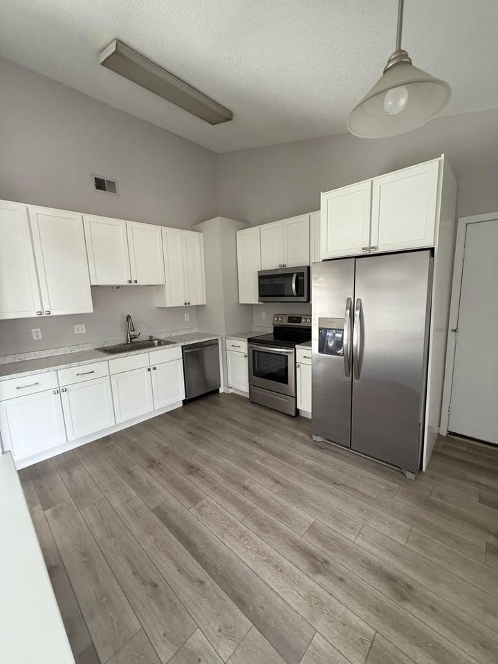 E Lane - Photo 3 of 13