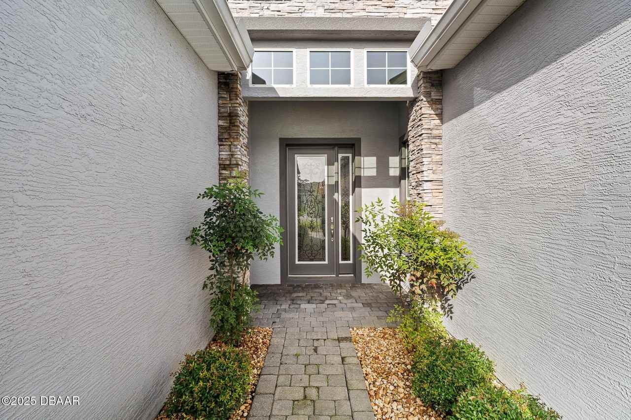 829 Pinewood Drive - Photo 3 of 40