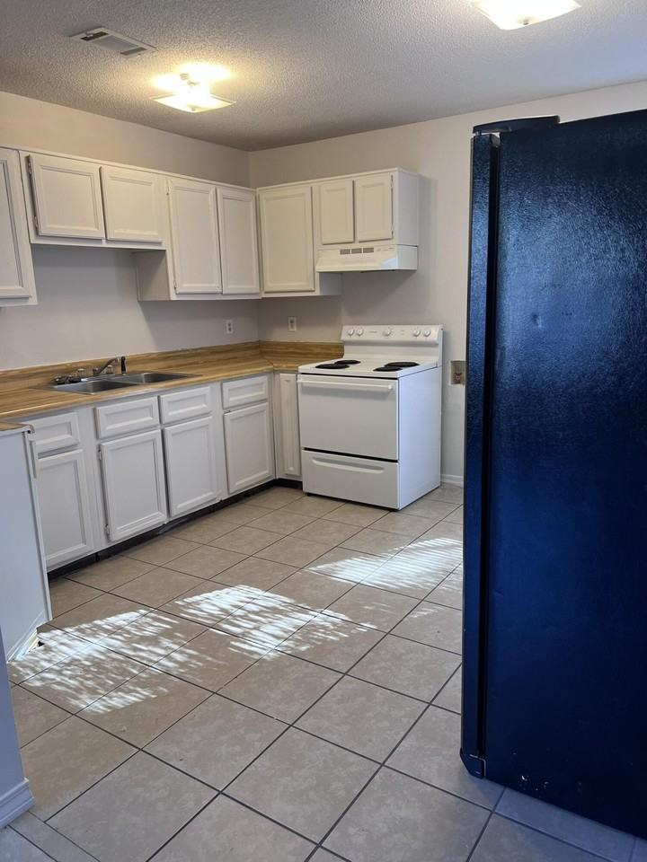 122 Lake St - Photo 3 of 8