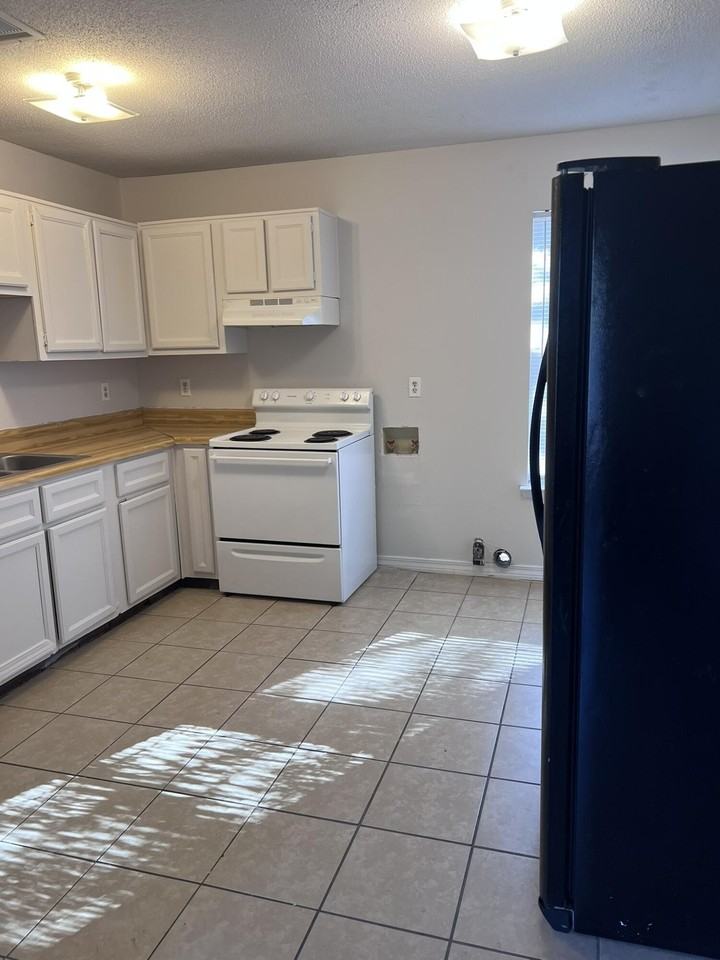 122 Lake St - Photo 4 of 8