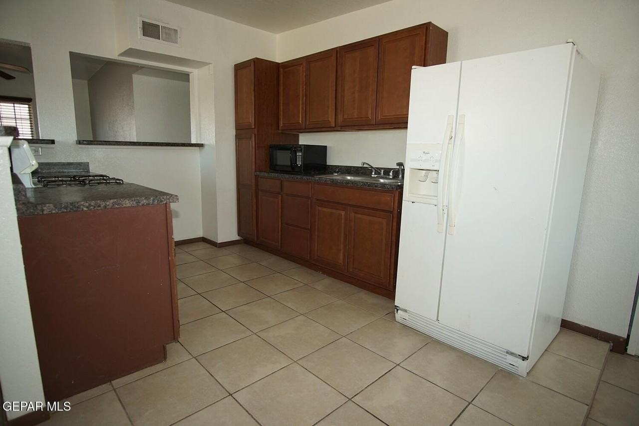 8300 Mount Everest Dr - Photo 5 of 18