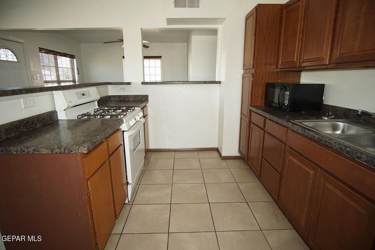 8300 Mount Everest Dr - Photo 6 of 18