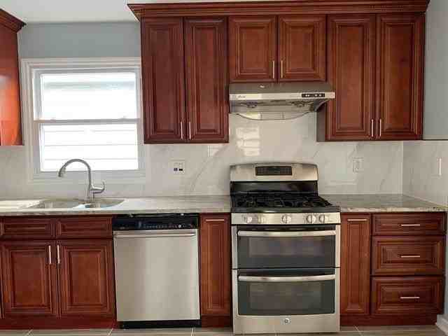 33 E 51st St #2 - Photo 3 of 36