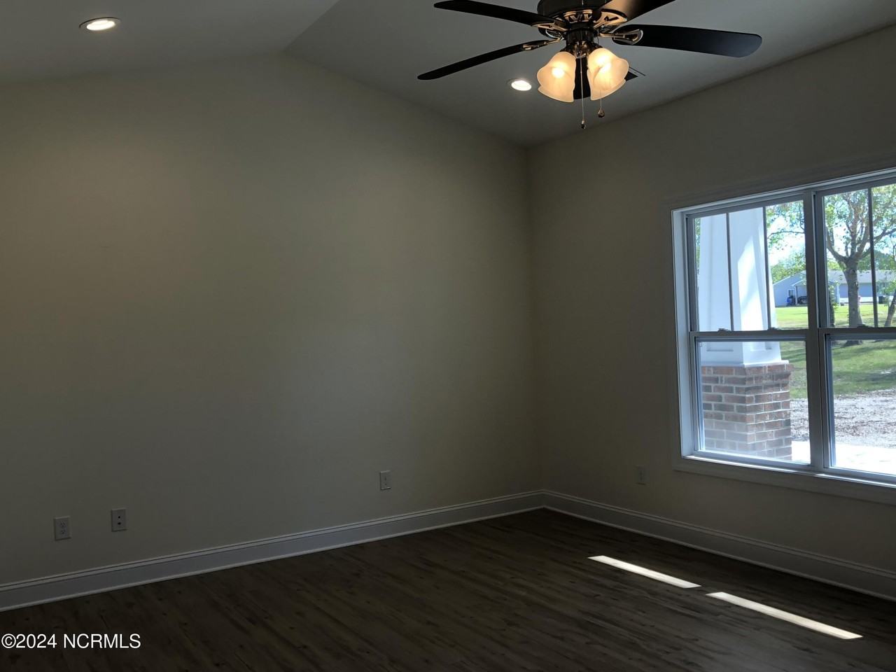 513 Peru Rd - Photo 7 of 29