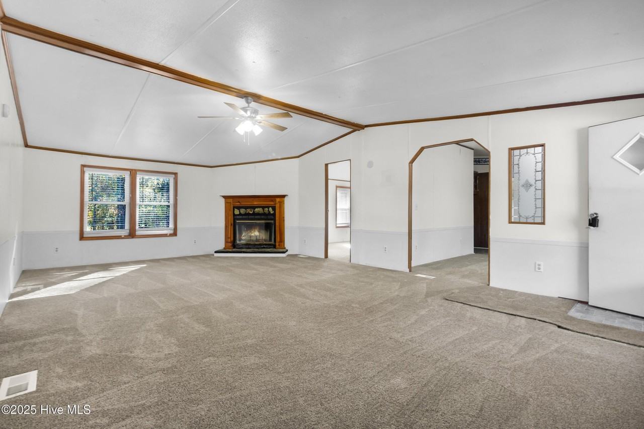 220 Tree Ln - Photo 3 of 36