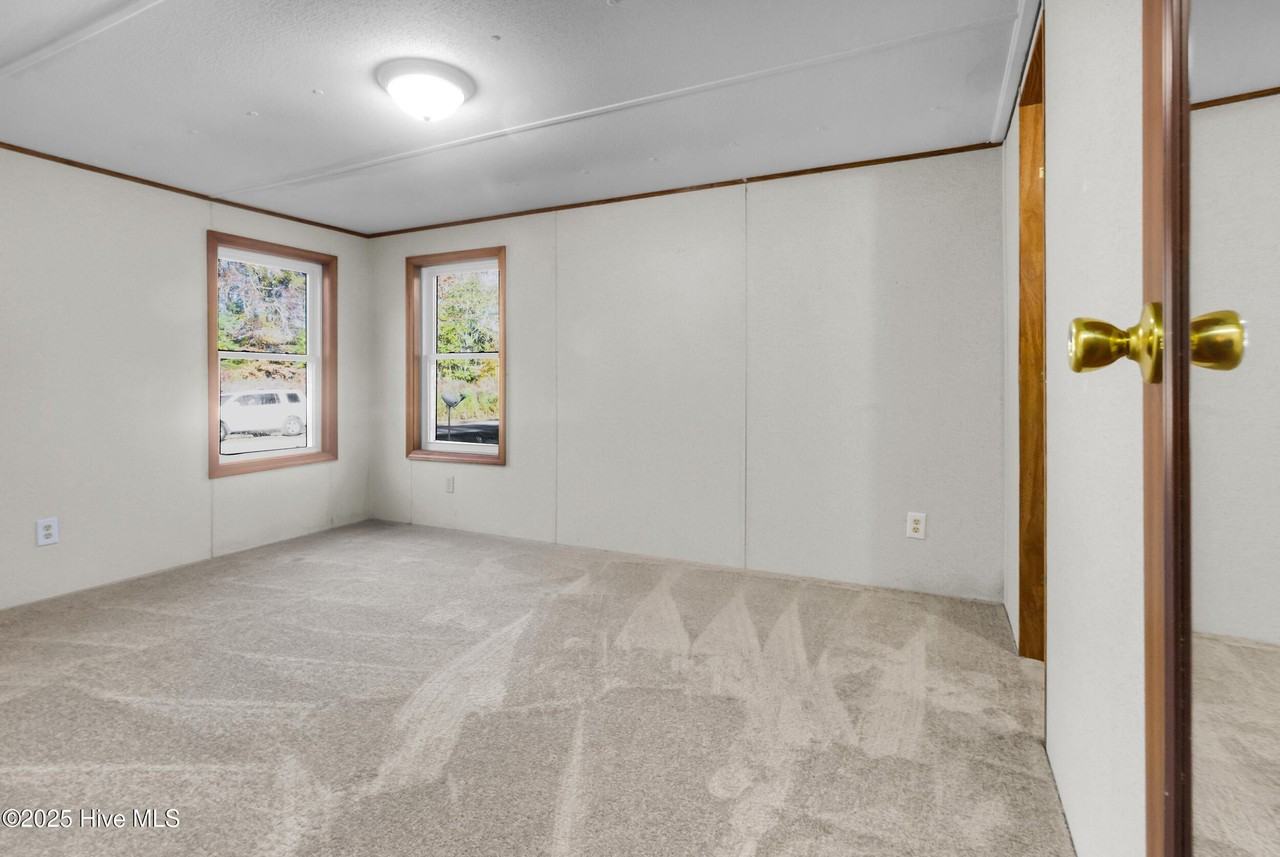 220 Tree Ln - Photo 6 of 36