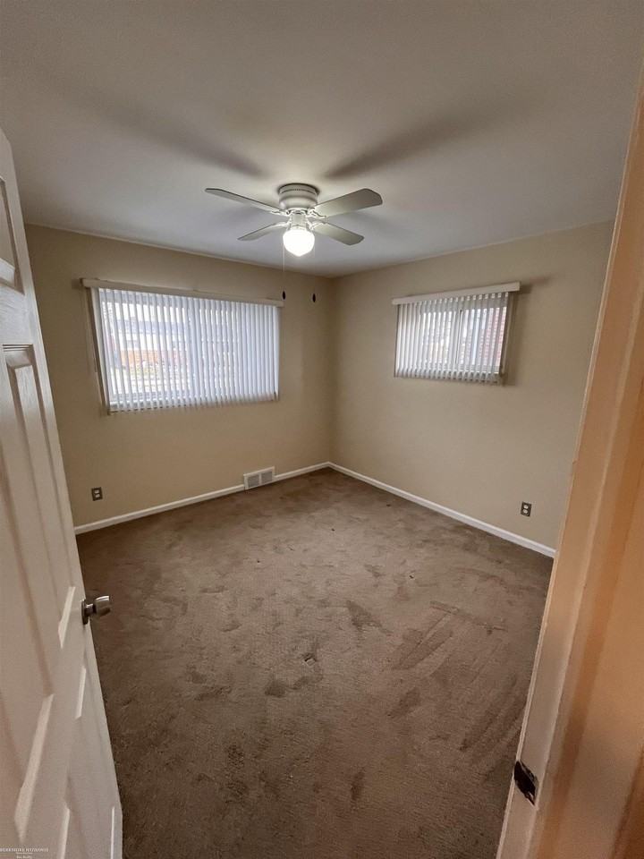 22016 Barton St - Photo 4 of 27