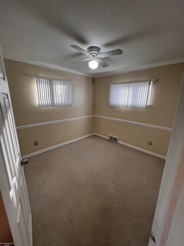 22016 Barton St - Photo 5 of 27