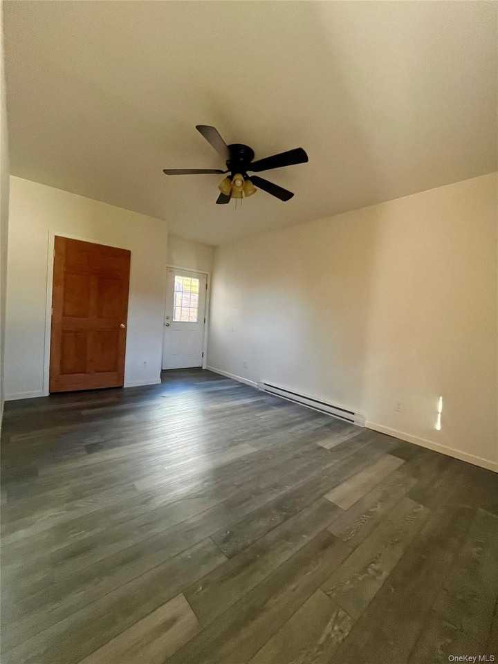 73 Webster Ave Apt B #B - Photo 3 of 10