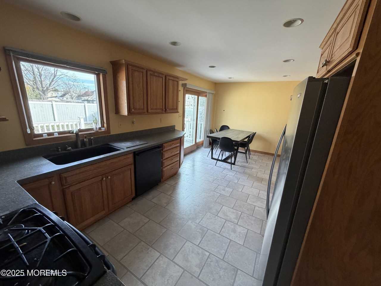 755 Van Court Ave - Photo 5 of 15