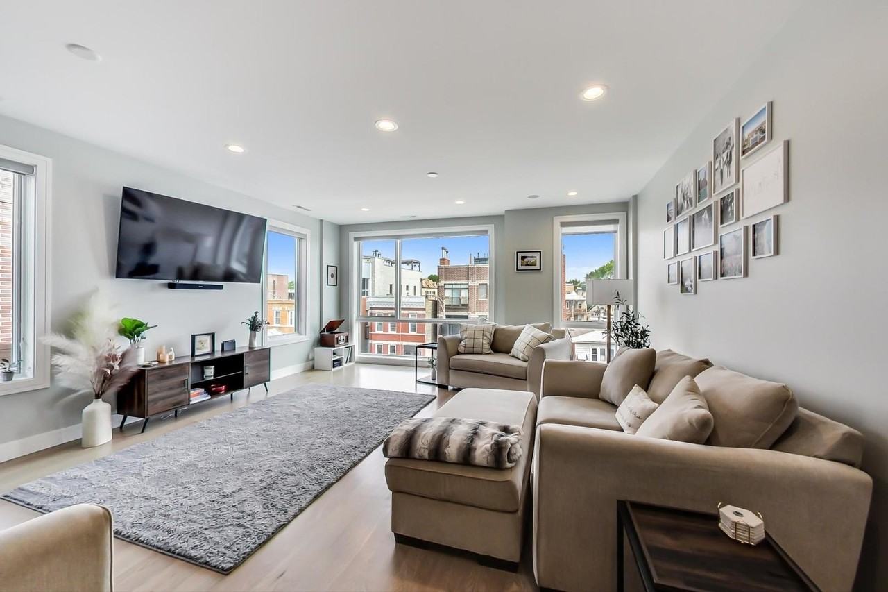 2429 West Augusta Boulevard #3 - Photo 2 of 24