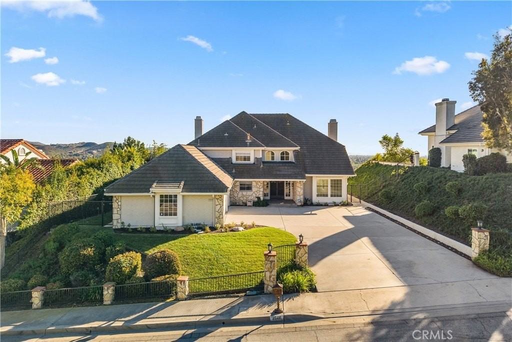 3940 E Summitridge Ln - Photo 2 of 50