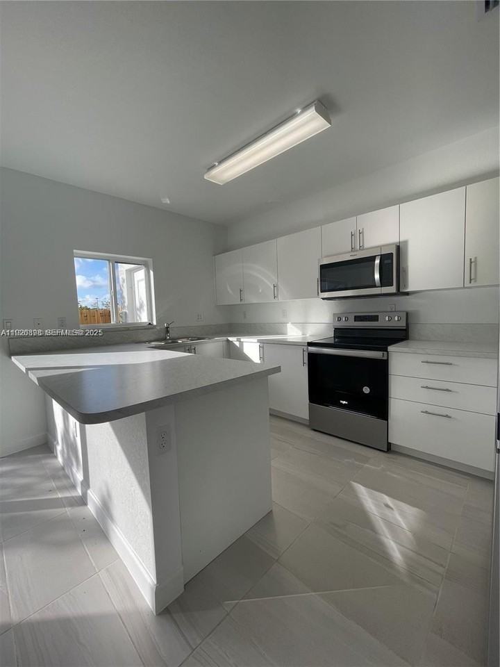 1221 Nw 4th Ln - Photo 2 of 8