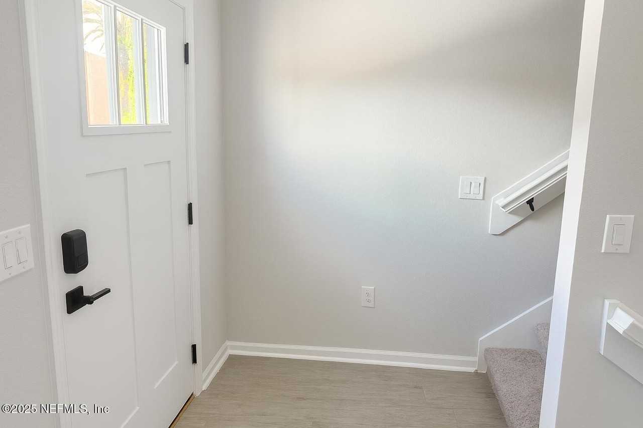 1063 Farwell St - Photo 5 of 30