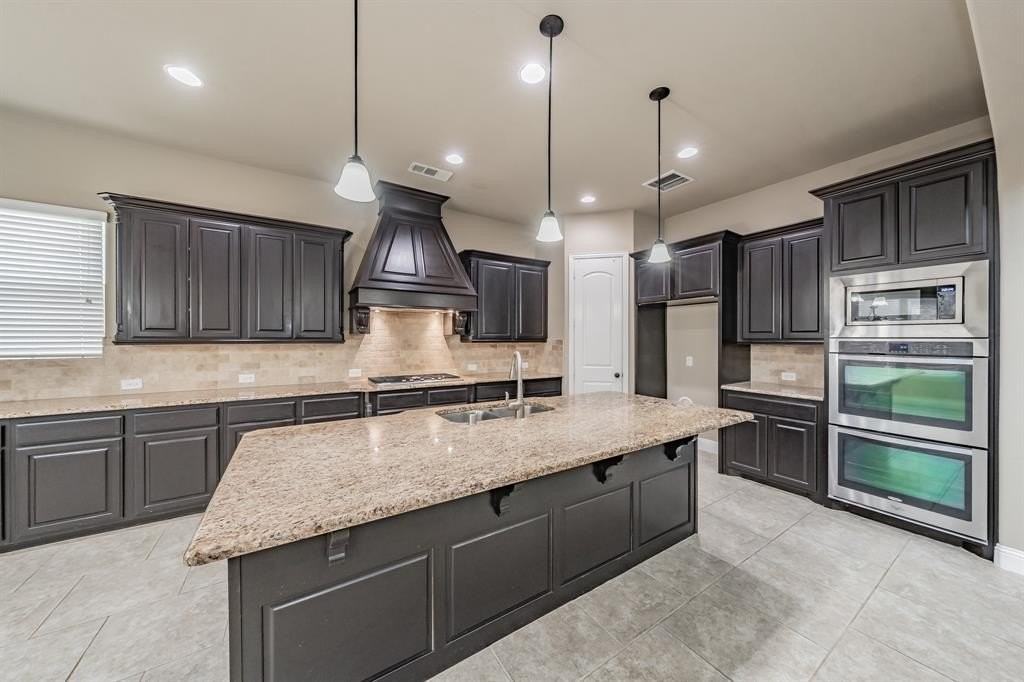 1614 Chisholm Trl - Photo 3 of 36