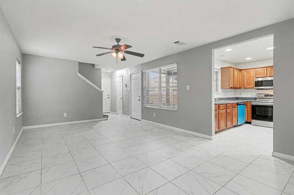 1417 Hamburg Street - Photo 6 of 25