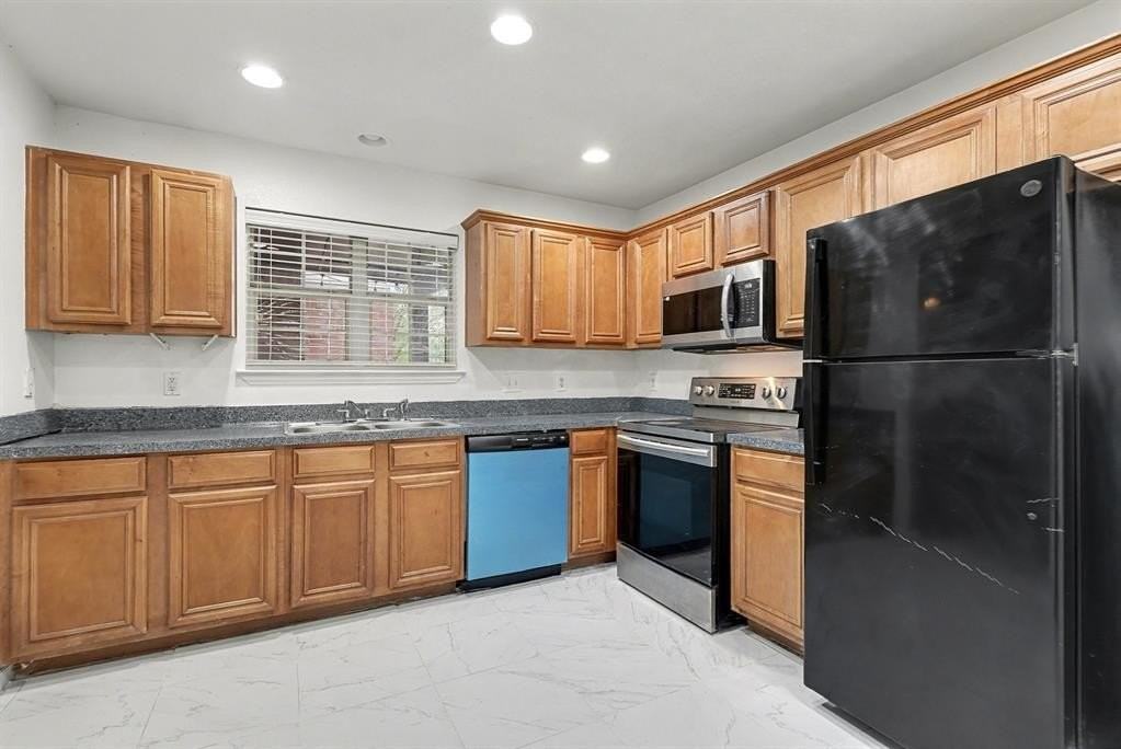 1417 Hamburg Street - Photo 7 of 25