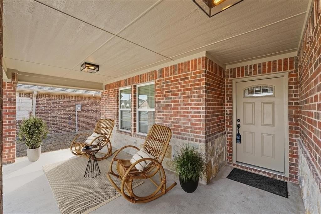 1005 Hardaway Lane - Photo 2 of 33