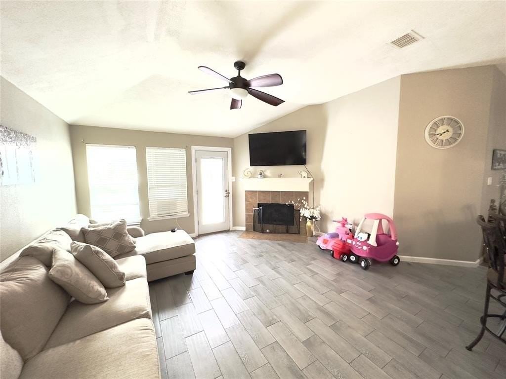 1020 Hampton Dr - Photo 4 of 11