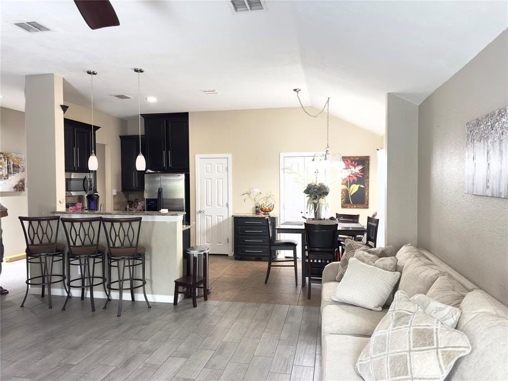 1020 Hampton Dr - Photo 5 of 11