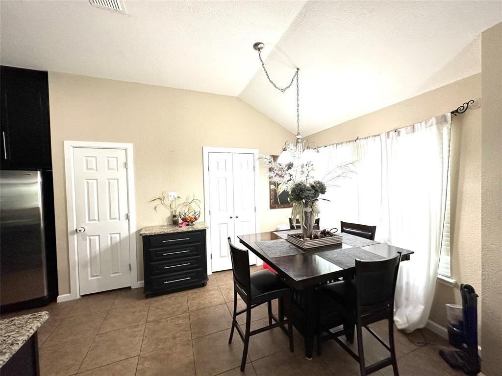 1020 Hampton Dr - Photo 6 of 11