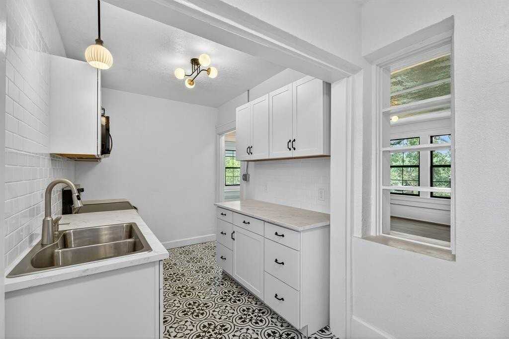 513 Northwest 6th Street #4 - Photo 6 of 34