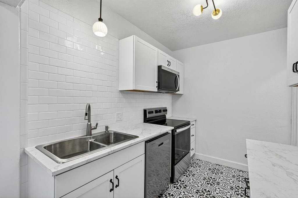 513 Northwest 6th Street #4 - Photo 7 of 34