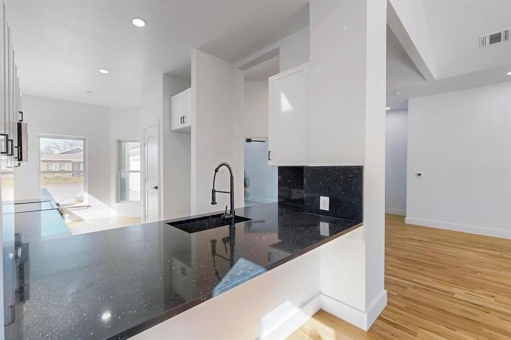 1812 Muncie Avenue - Photo 7 of 12