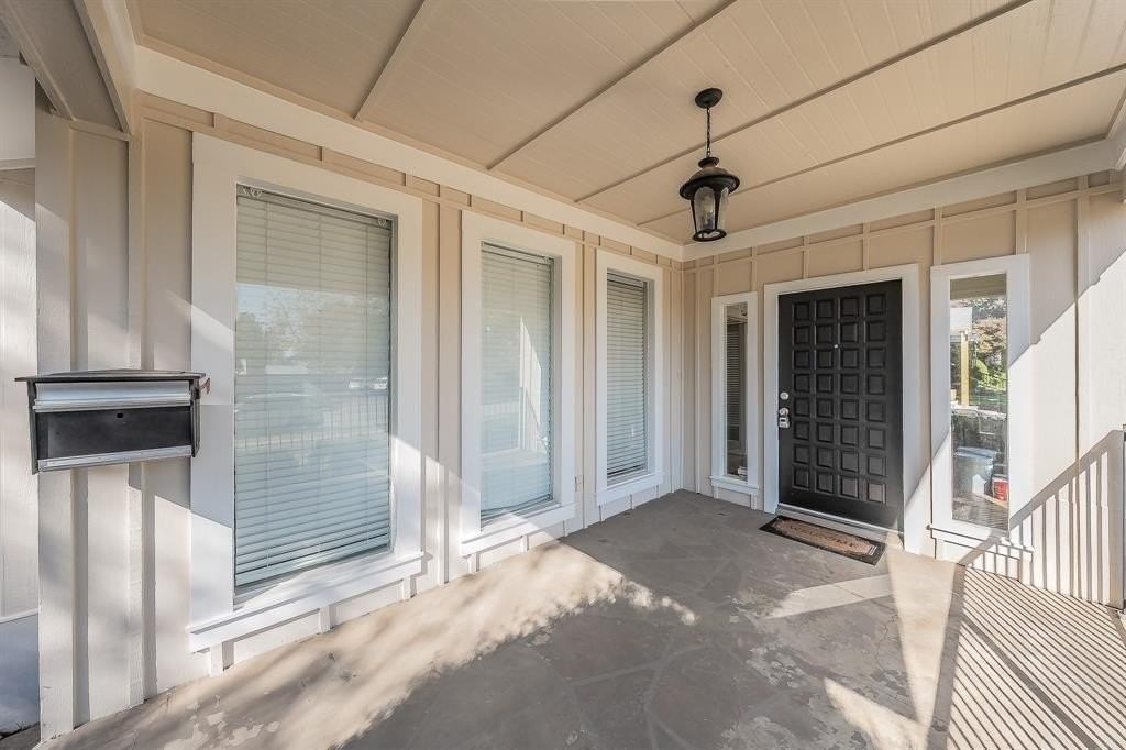 2412 Kenley St - Photo 3 of 33