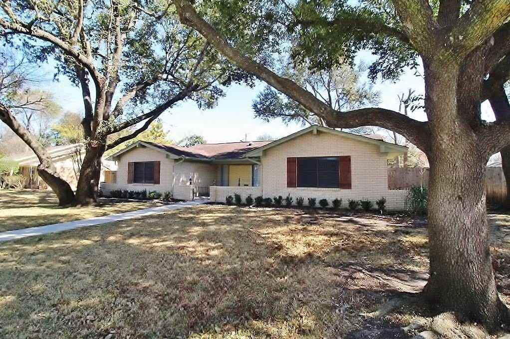 1610 Alexander Drive - Photo 2 of 26