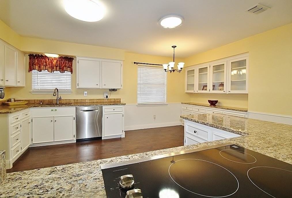 1610 Alexander Drive - Photo 5 of 26